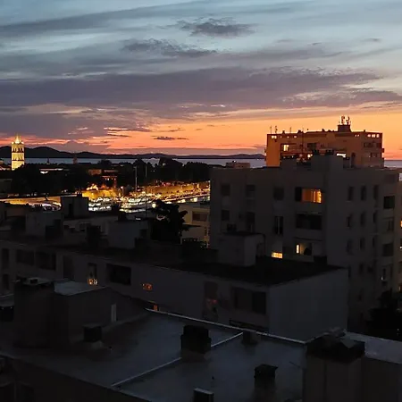 Sun-lit Ζαντάρ